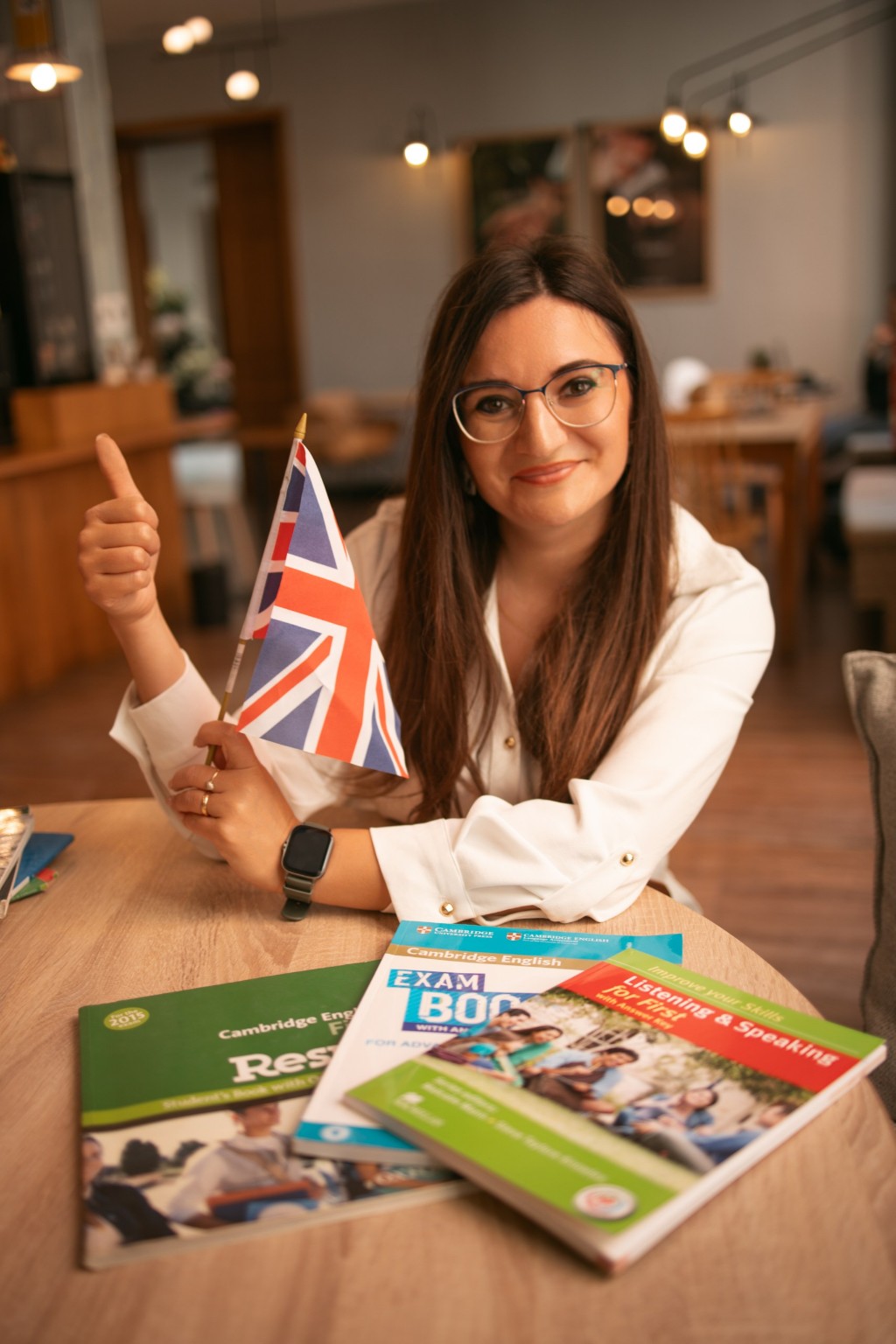 Mariana con materiales de inglés y una bandera británica