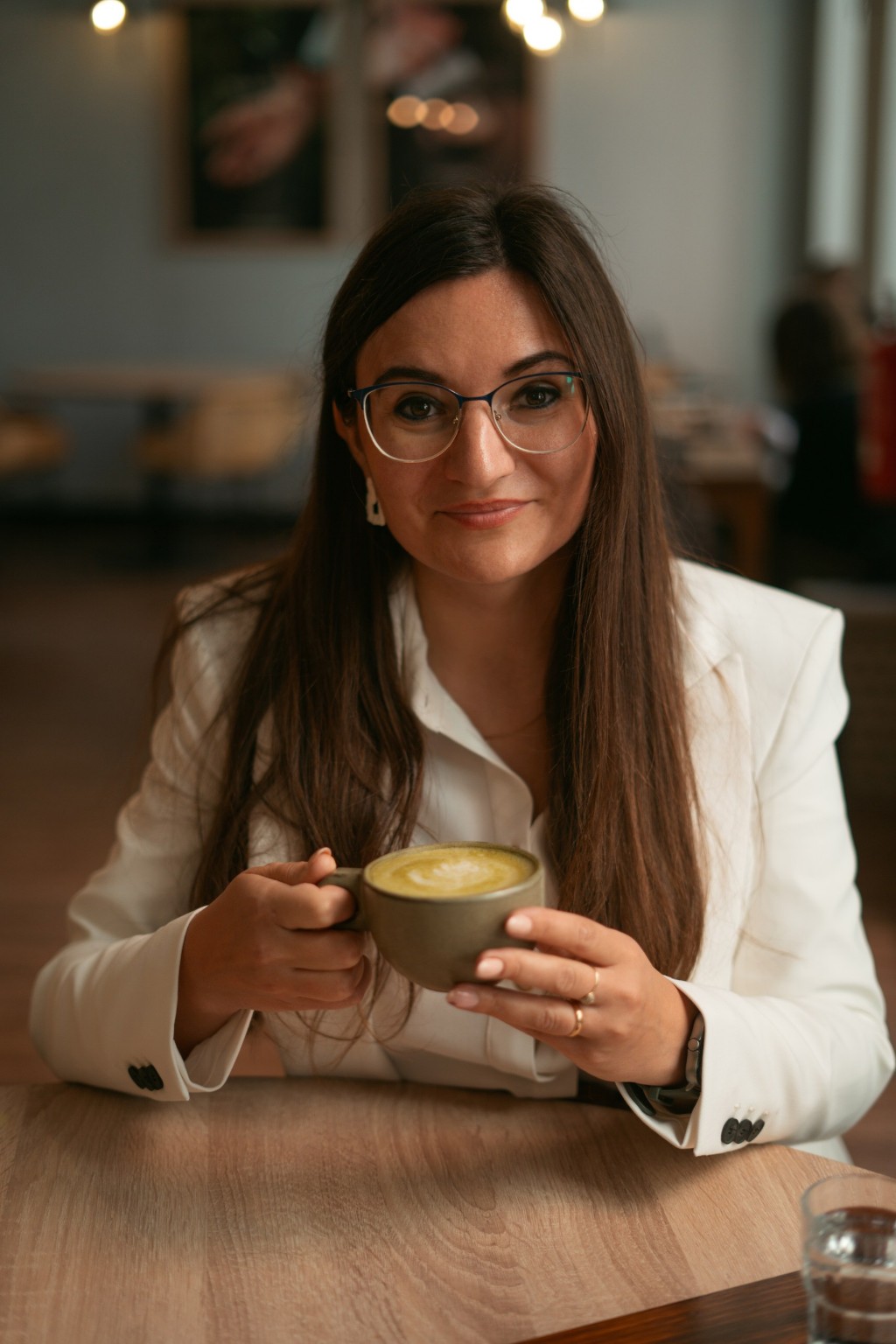 Mariana mirando directamente a la cámara